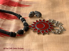 Load image into Gallery viewer, Glass flower pendant necklace
