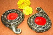 Load image into Gallery viewer, Dhokra Paisley tea light holder
