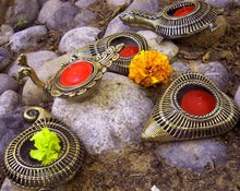Load image into Gallery viewer, Dhokra Paisley tea light holder
